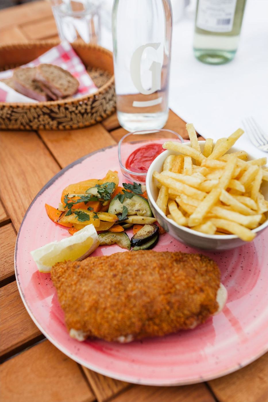 Cordon Bleu mit Pommes frites und Gemüse