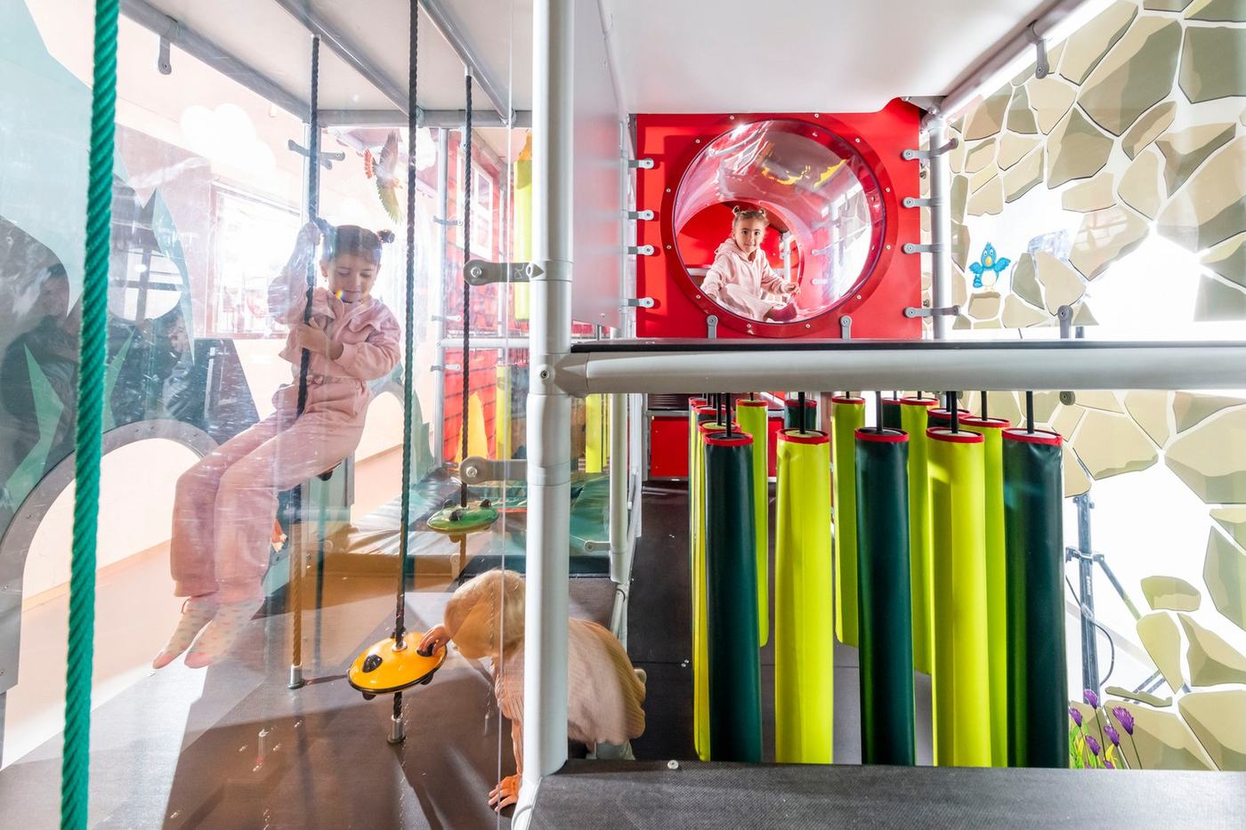 Rutsche und Kletterelemente im Indoor-Spielplatz