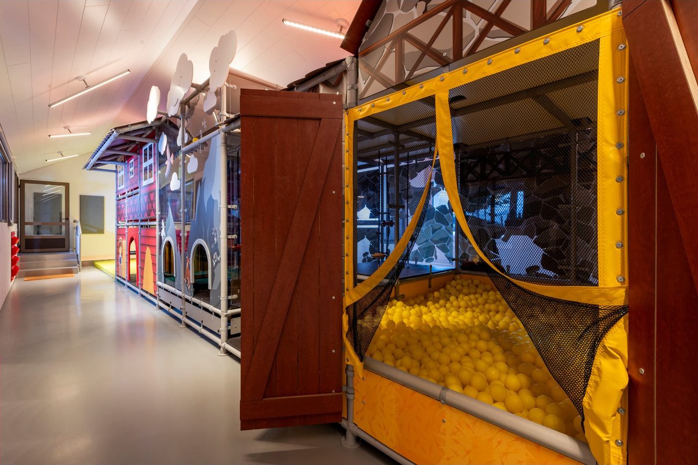 Kletterwagen im Indoor-Spielplatz