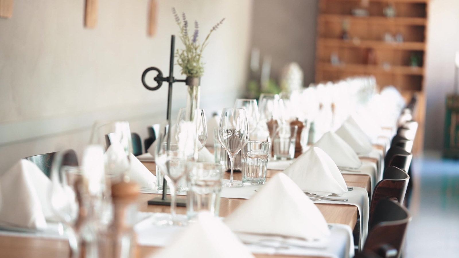 Gedeckte Tafel mit Gläsern und Lavendel im Restaurant Geerlisburg